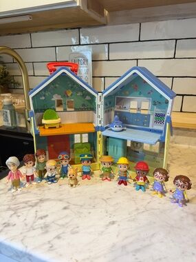 Blue Foldable Kids Playhouse with Mini Figures - Blue